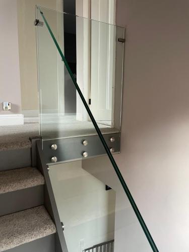 EC-button-fix-frameless-glass-on-landing