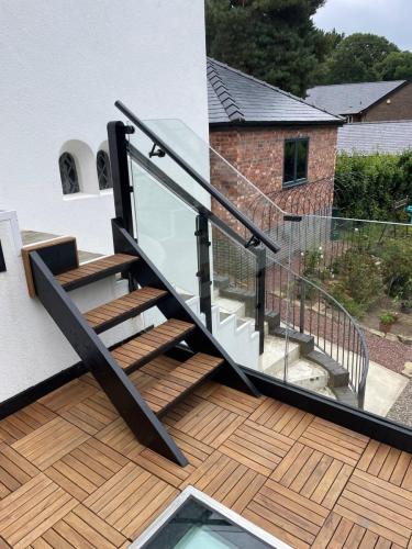 JR-frameless-black-glass-balustrade-steps