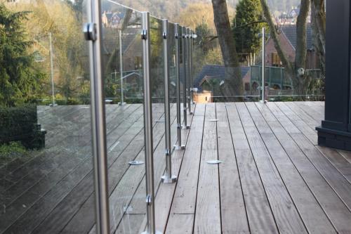 518-Kinver Balcony Decking Stainless Steel Post   Glass Balustrade