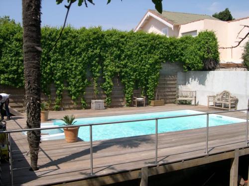 523-Swimming pool protection guard rail