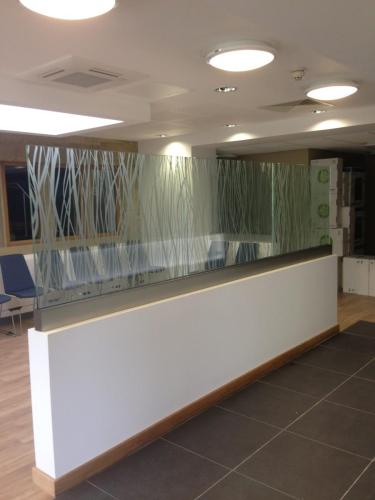 ASE 1 frameless glass screen