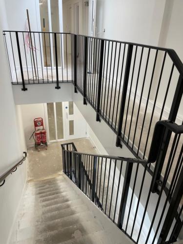 FS-black-vertical-bar-balustrade-stairs-landing