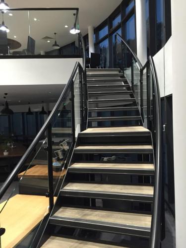 MBF1_stairs_glazed_balustrade_powder_coated_handrail
