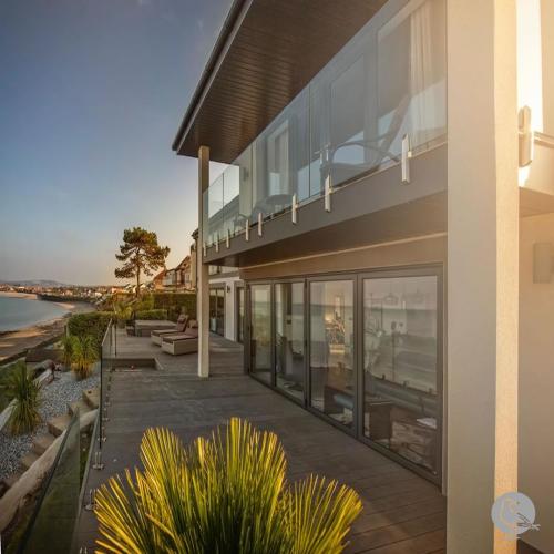 insta-laurence-spigot-glass-balustrade