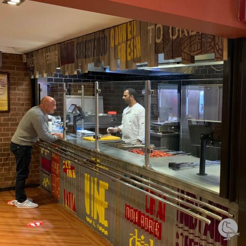 insta-vine-glass-sneeze-guard-food-counter