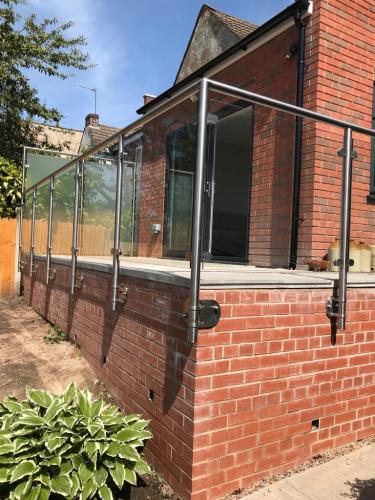 pallet-side-fix-glazed-stainless-steel-balustrade-and-privacy-screen